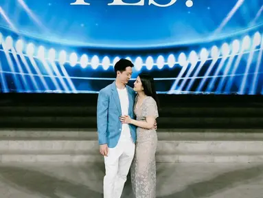 "When an athlete proposes&hellip;it has to be at a stadium. congratulations guys!!! Can&rsquo;t wait to do marriage together. #SheSaidYes" tulis Jessica Tanoesoedibjo pada keterangan unggahannya. (Instagram/jessicatanoe)