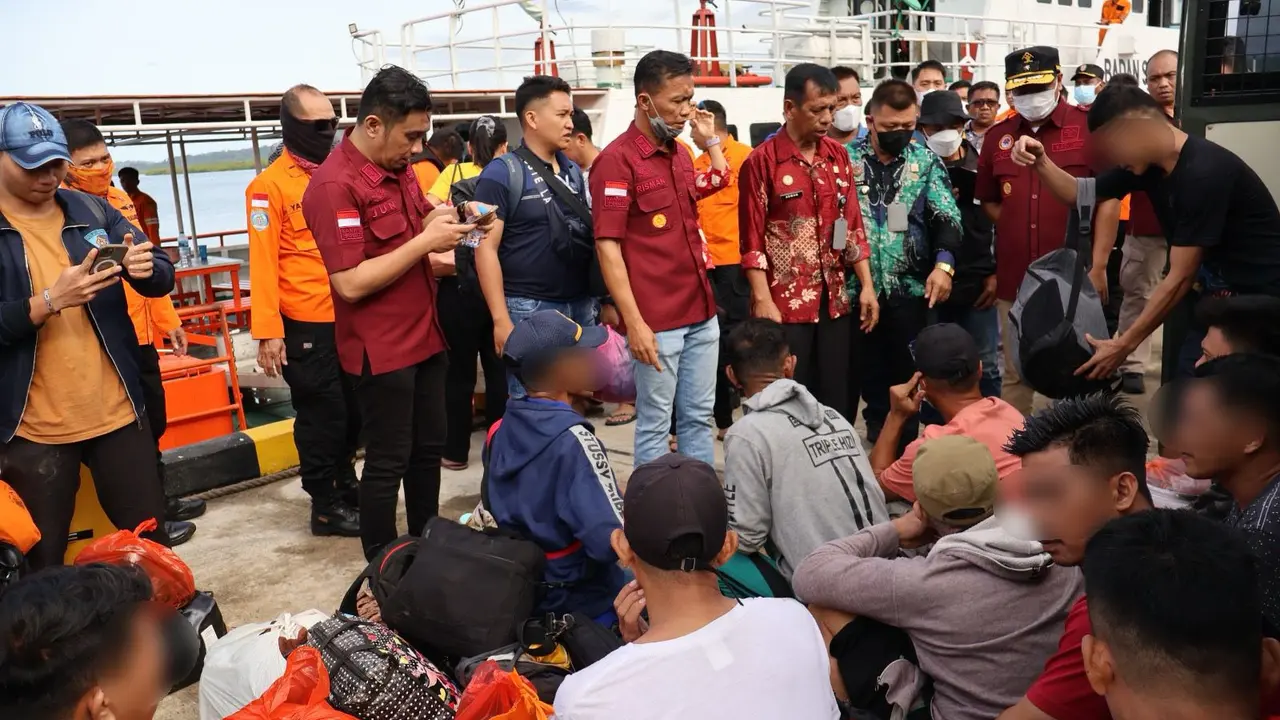 Para napi yang baru tiba dari Tagulandang, Kamis (18/4/2024), kemudian diperiksa kondisi kesehatannya guna memastikan tidak terdapat cedera akibat musibah yang melanda.