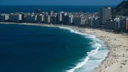 Pantai Copacabana di Rio de Janerio, Brazil menjadi pantai yang ramai dikunjungi setiap tahunnya (AFP PHOTO/Yasuyoshi CHIBA).