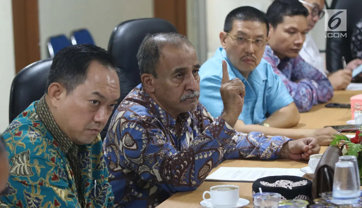 Sekjen LPOI, Lutfi A Tamimi (kedua kiri) memberi pernyataan sikap Ormas Keagamaan se-Indonesia terkait insiden penyerangan masjid di Selandia Baru, Jakarta, Sabtu (16/3). (Liputan6.com/Helmi Fithriansyah)