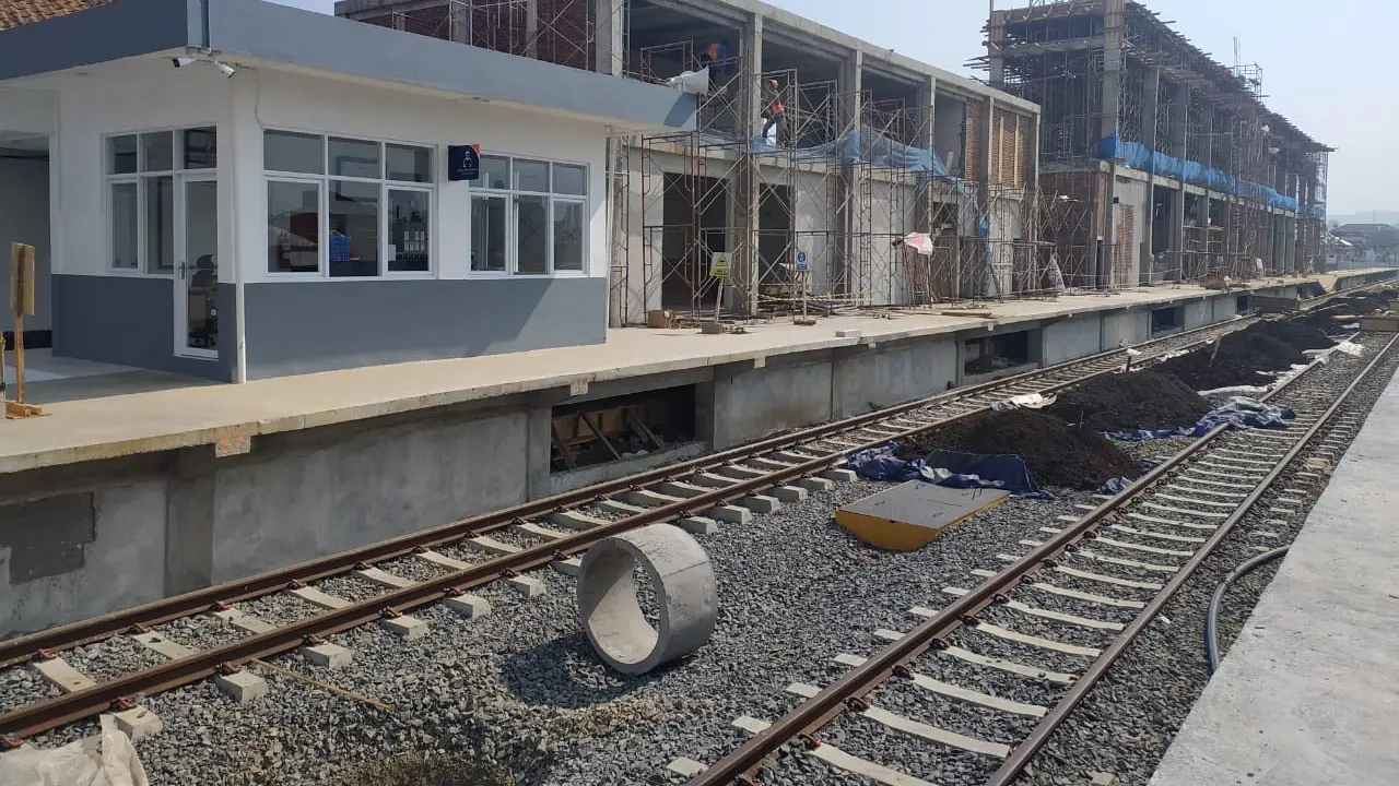 Nampak Gagah. Kontruksi bangunan baru Stasiun Garut Kota, terlihat kekar dan kuat, Meskipun belum selesai, namun penampakannya mulai menunjukan wujud bangunan yang megah dalam menunjang transportasi warga Garut, Jawa Barat.