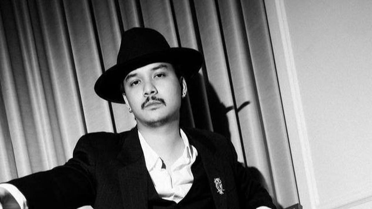 Tidak berapa lama kemudian, Baskara Mahendra memilih untuk meninggalkan kariernya di kantor dan memasuki dunia hiburan. Apa ya alasan di balik perubahan jalur kariernya?<br>