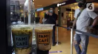 Minuman buatan robot barista terlihat di Family Mart, Grand Indonesia East Mall, Jakarta, Senin (10/1/2022). Robot barista mampu membuat aneka minuman produk FamilyMart seperti Kopi Susu Keluarga, Dolce Latte, Premium Chocolate, dan Green Tea. (merdeka.com/Arie Basuki)