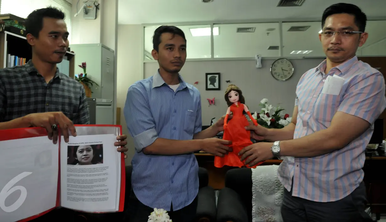 Aliansi Mahasiswa Peduli Parlemen mendatangi Mahkamah Kehormatan Dewan (MKD) DPR, Jakarta, Senin (21/9/2015). Mereka meminta MKD mengusut Puan Maharani dan Tjahjo Kumolo yang rangkap  jabatan sebagai anggota DPR dan Menteri. (Liputan6.com/Johan Tallo)