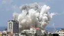 Sedikitnya 20 serangan udara militer Israel kembali menghujani kota Gaza pada Sabtu, (9/8/2014). (REUTERS/Suhaib Salem)
