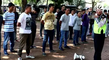 Direktorat Lalu Lintas Polda Metro Jaya menunda pelantikan ratusan Pak Ogah atau polisi cepek yang diberdayakan untuk membantu mengatur lalu lintas