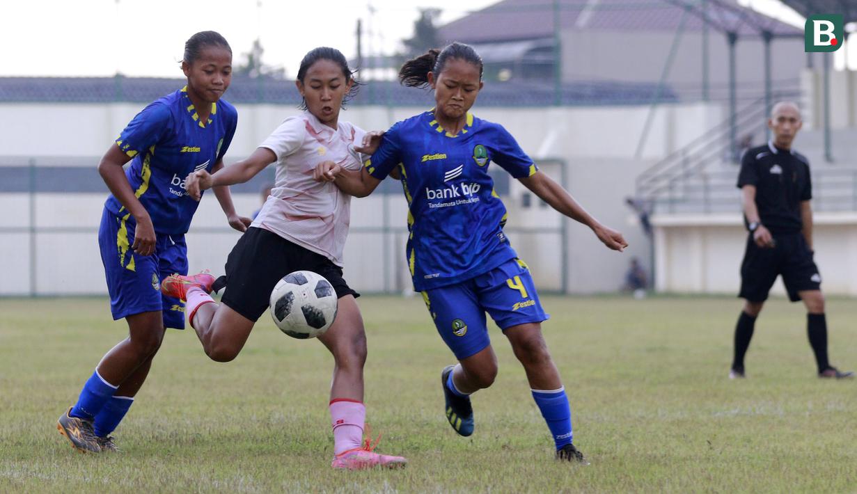 Timnas Putri Indonesia harus puas bermain imbang 2-2 kala bersua dengan tim PON Jawa Barat (Jabar) di Stadion Merpati, Depok, Rabu (15/9/2021). (Foto: Bola.com/M Iqbal Ichsan)