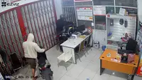 Rekaman kamera pengawas (CCTV) mengungkap aksi komplotan spesialis pembobol dealer sepeda motor di Lampung (Istimewa)