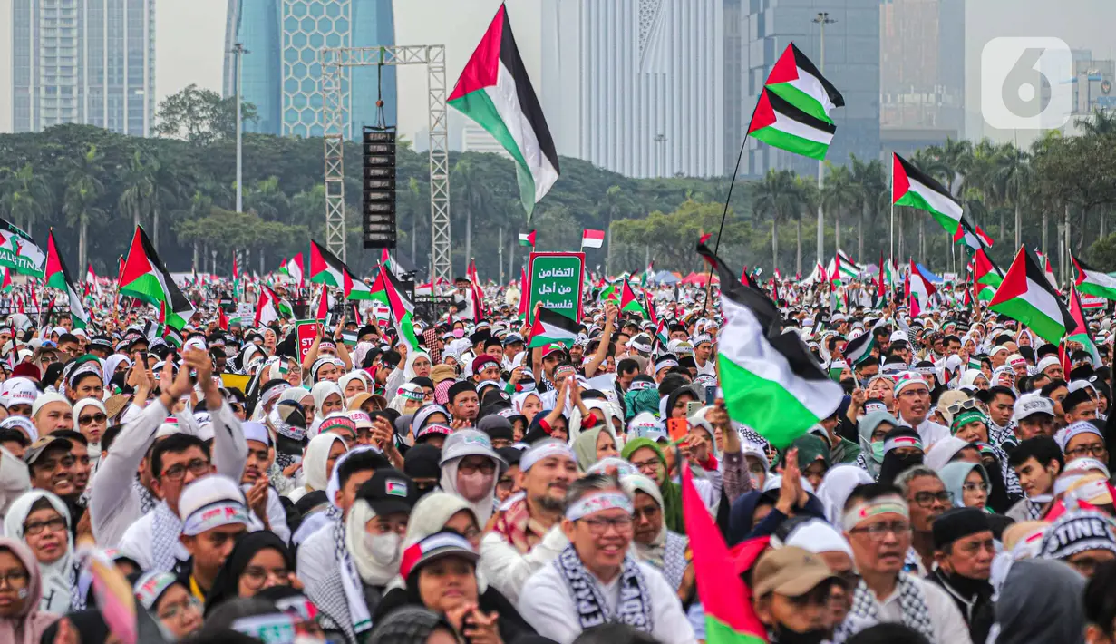 Para pedagang pun tidak mau ketinggalan momen. Mereka menjual atribut dan bendera Palestina untuk massa aksi. (Liputan6.com/Faizal Fanani)