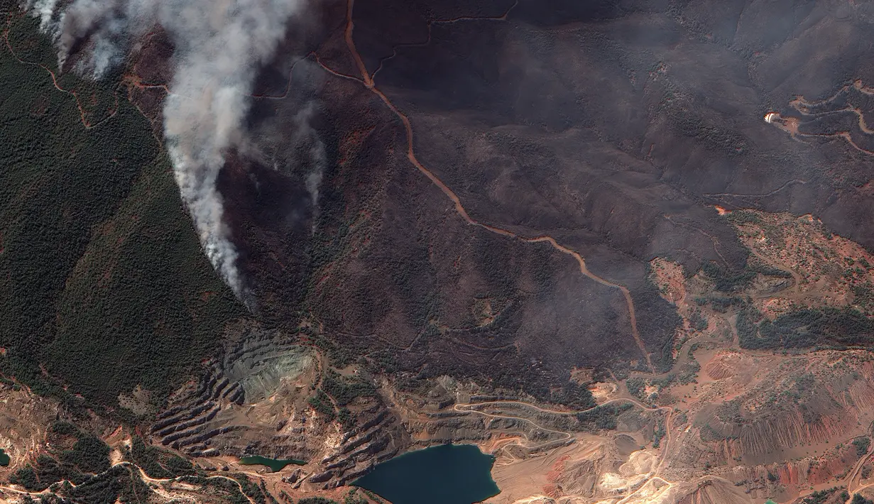 Gambar satelit yang dirilis oleh Maxar Technologies ini menunjukkan kebakaran hutan yang membakar utara Athena, Yunani di pulau Evia (8/8/2021). Kebakaran hutan yang berlangsung selama beberapa hari melahap hutan dan merambah ke desa-desa. (Satellite image ©2021 Maxar Technologies via AP)