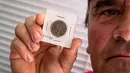 Pria Serbia, Zoran Milosevic memegang koin dari Bermuda yang menjadi tambahan koleksinya di desa Pavlovci, Belgrade, 10 September 2018. Koleksi mata uang dunianya hampir selesai hanya kurang satu mata uang dari Kepulauan Solomon. (AFP/ANDREJ ISAKOVIC)