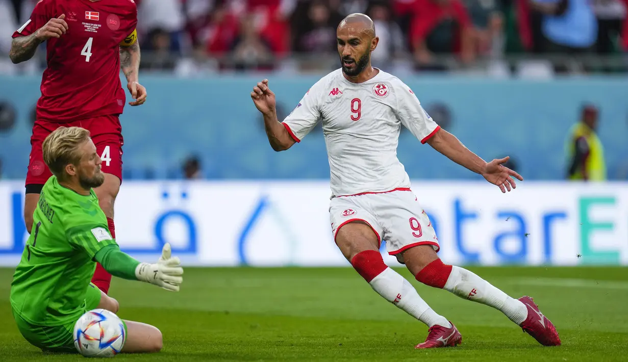 Tunisia sempat membuat gol ke gawang Denmark melalui Issam Jebali pada menit ke-24. Namun gol akhirnya dianulir karena sang pemain telah terlebih dahulu terperangkap offside sebelum menaklukkan Kasper Schmeichel. (AP/Manu Fernandez)