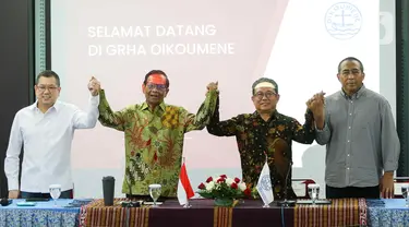 Ketua Umum Partai Persatuan Indonesia Hary Tanoesoedibjo (kiri), Cawapres nomor urut 3 Mahfud MD (kedua kiri) bersama Ketua Umum Persekutuan Gereja Indonesia (PGI) Pdt Gomar Gultom (kedua kanan), Sekretaris Umum PGI, Pdt Jacklevyn Frits (kanan) berfoto saat silaturahmi dengan Ketua Persekutuan Gereja Indonesia (PGI) di Graha Oikumene, Jakarta, Selasa (19/12/2023). (Liputan6.com/Herman Zakharia)