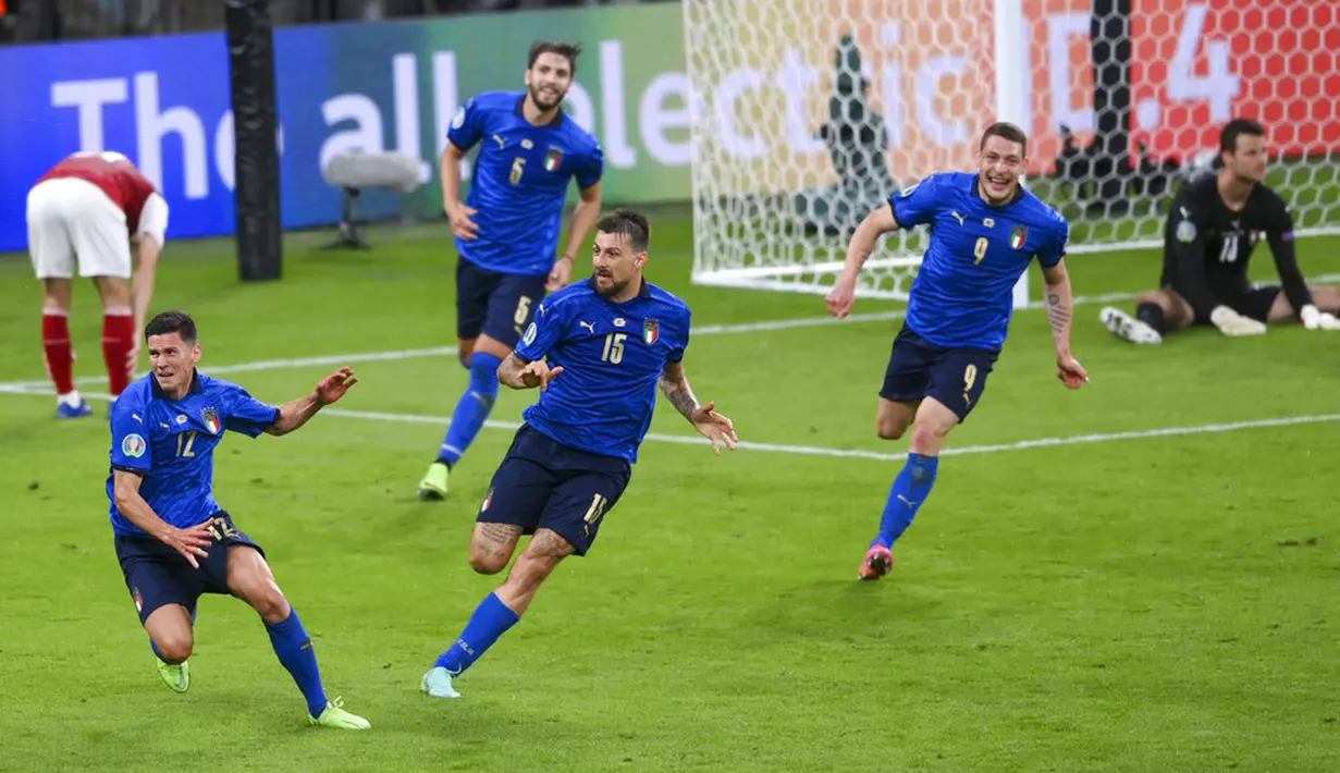 Pemain Italia Matteo Pessina (kiri) merayakan setelah mencetak gol ke gawang Austria pada pertandingan babak 16 besar Euro 2020 di Stadion Wembley, London, Inggris, Sabtu (26/6/2021). Italia menang 2-1. (Laurence Griffiths/Pool Photo via AP)
