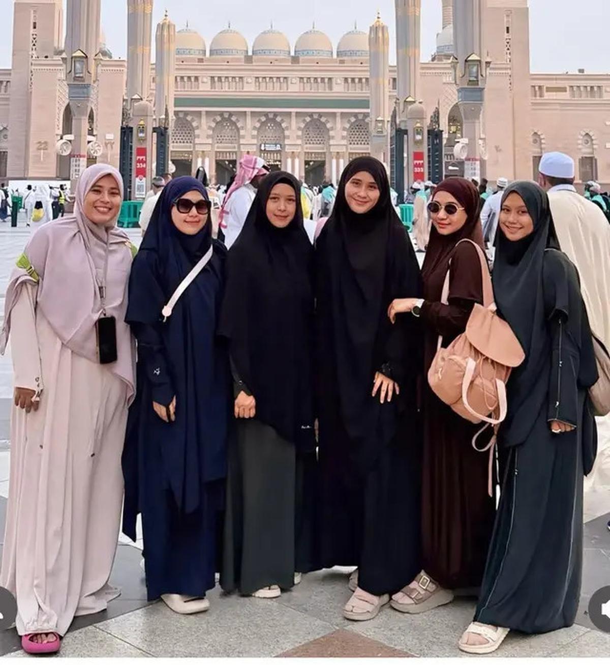 Begini Potret Tampilan Irish Bella dan Ryana Dea saat Melaksanakan Haji 2025