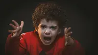 Karena belum memahami apa yang mereka rasakan, anak-anak sering menggunakan fisik mereka untuk menunjukkan rasa marah. (Foto: Pexels.com/mohamed abdelghaffar)