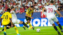 Pemain Borussia Dortmund Jude Bellingham (tengah) mencetak gol ke gawang Sevilla pada pertandingan Grup G Liga Champions di Stadion Ramon Sanchez Pizjuan, Seville, Spanyol, 5 Oktober 2022. Borussia Dortmund menang 4-1. (AP Photo/Jose Breton)