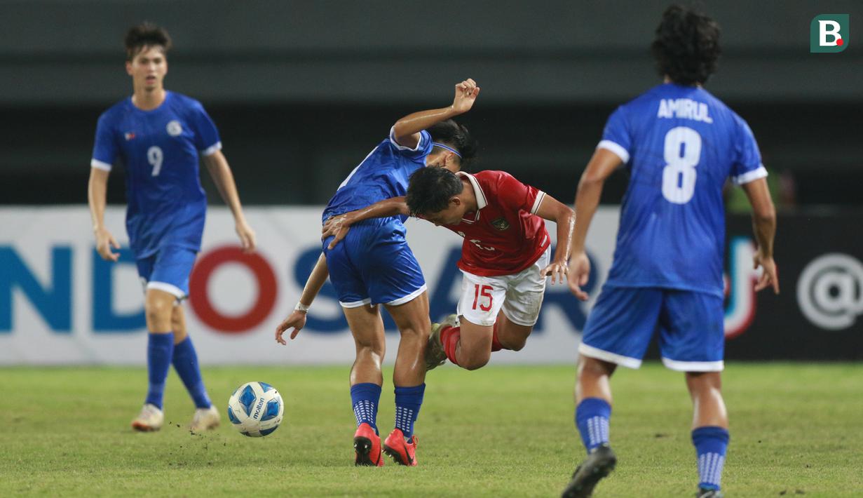 <p>Pemain Timnas Indonesia U-19, Zanadin fariz (tengah) dihadang dua pemain Filipina dalam pertandingan babak penyisihan Grup A Piala AFF U-19 yang berlangsung di Stadion Patriot Candrabhaga, Bekasi, Jumat (8/7/2022). (Bola.com/Bagaskara Lazuardi)</p>