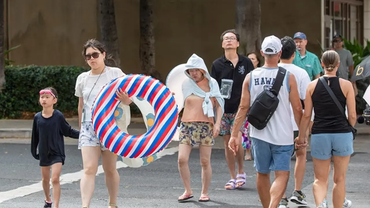 Orang-orang meninggalkan pantai di Oahu, Hawaii, Amerika Serikat, setelah gempa 8,8 di lepas pantai Semenanjung Kamchatka, Rusia, padaa Rabu (30/7/2025) memicu peringatan tsunami dan perintah evakuasi.