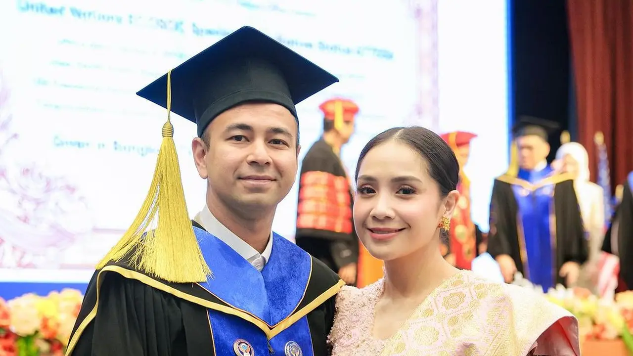 Gaya Serba Pink Nagita Slavina Dampingi Raffi Ahmad Terima Gelar Doktor Kehormatan, Jinjing Tas Chanel Rp89jutaan