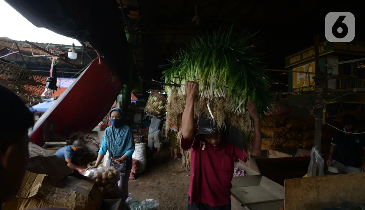 Para pedagang menjalankan aktivitas rutin jual beli sayur mayur di pasar Induk Kramat Jati, Jakarta, Rabu (7/4/2021).  Semua bahan pangan seperti cabai dan bawang akan stabil jelang puasa Ramadan dan Lebaran Idul Fitri 2021. (merdeka.com/Imam Buhori)