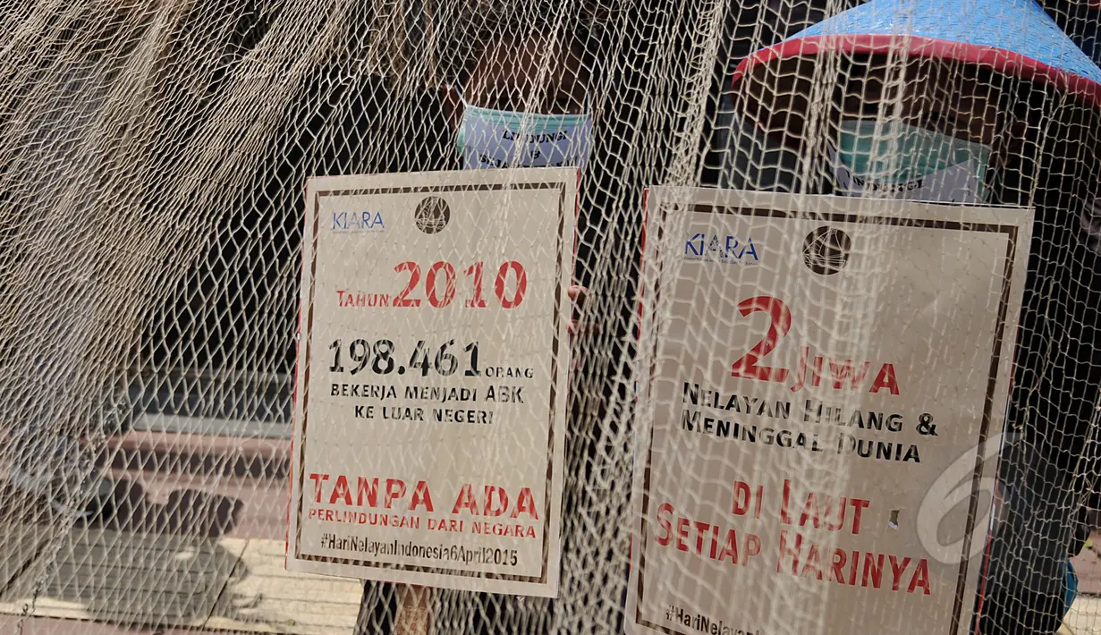 Koalisi Rakyat Untuk Keadilan Perikanan (KIARA) membawa jala saat melakukan aksi di depan gedung Kementrian Kelautan dan Perikanan, Jakarta (6/4/2015). Aksi ini dilakukan sebagai bagian dari peringatan Hari Nelayan. (Liputan6.com/Johan Tallo)