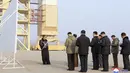 Pemimpin Korea Utara Kim Jong Un mengunjungi Tempat Peluncuran Satelit Sohae di Tongchang-ri, Korea Utara (11/3/2022).  Kim Jong Un memerintahkan para pejabatnya untuk memperluas fasilitas peluncuran satelit untuk menembak. (AP Photo/Lee Jin-man)