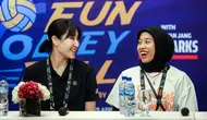 Pemain Red Sparks, Megawati Hangestri Pertiwi (kanan) bercanda dengan Yeum Hye-seon saat konferensi pers jelang laga Fun Volleyball 2024 melawan Indonesia All Stars di Hotel Mulia, Senayan, Jakarta, Jumat (19/04/2024). (Bola.com/Bagaskara Lazuardi)