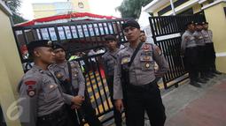 Petugas kepolisian berjaga di depan Kantor KPUD DKI Jakarta, Rabu (21/9). 364 personel gabungan dari Polda Metro dan Polres Jakpus disiagakan untuk mengamankan pendaftaran calon gubernur dan wakil gubernur Pilgub DKI 2017. (Liputan6.com/Immanuel Antonius)