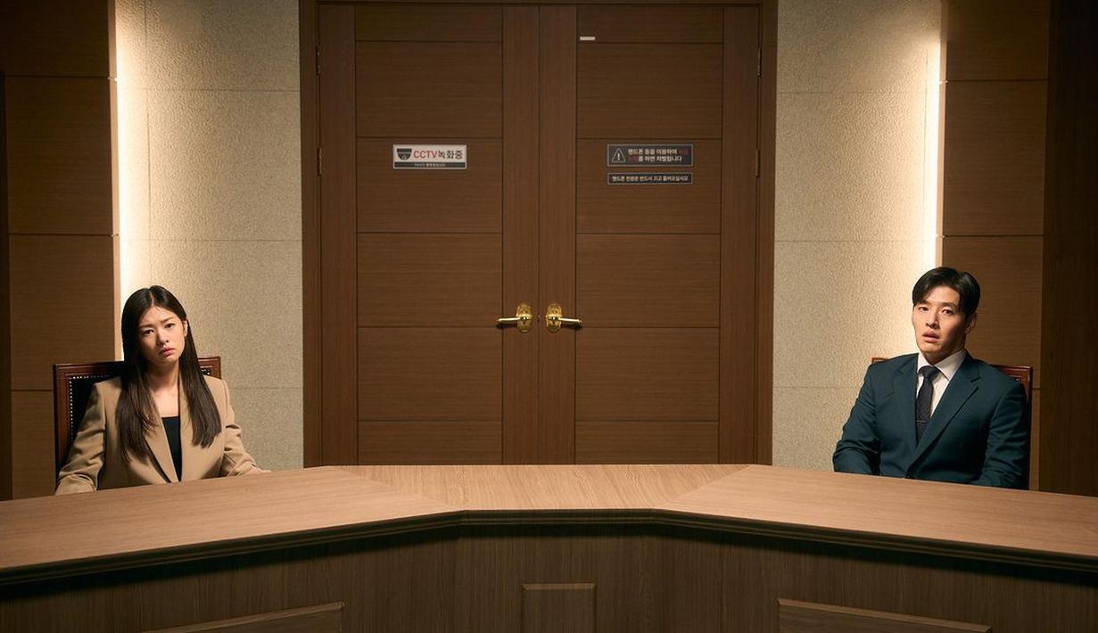 Permasalahan yang dihadapi membuat mereka memilih jalan untuk bercerai. Posisi duduk yang berjauhan menegaskan hubungan mereka yang merenggang. (Foto: Mindmark via Soompi)