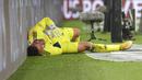 Kiper Lyon Anthony Lopes terbaring kesakitan di lapangan saat menghadapi Lyon pada pertandingan League One di Stadion Parc des Princes, Paris, Prancis, Minggu (13/12/2020). PSG kalah dari Lyon dengan skor 0-1. (AP Photo/Thibault Camus)