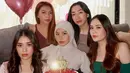 Tampil beda dengan berhijab dari teman-temannya, Dara Arafah banjir pujian. Seperti diketahui Dara Arafah putuskan untuk berhijab pada awal Mei 2022. Berpose tanpa pamer senyuman, Dara Arafah dan keempat sahabatnya tetap memancarkan pesonanya. Tak hanya Dara Arafah, teman-teman selebgram kelahiran tahun 2000 ini juga sukses mencuri perhatian netizen. (Liputan6.com/IG/@daraarafah)