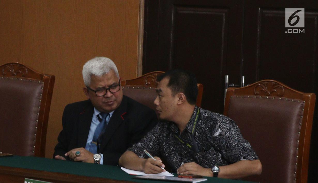 Kuasa hukum KPK saat mengikuti sidang praperadilan Gubernur Aceh nonaktif Irwandi Yusuf di PN Jakarta Selatan, Rabu (24/10). Hakim tunggal Riyadi Sunindyo menolak permohonan praperadilan Irwandi Yusuf. (Liputan6.com/Herman Zakharia)