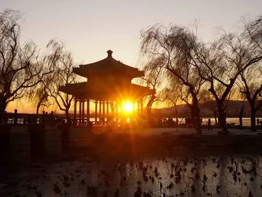 Foto yang diabadikan pada 4 Desember 2020 ini menunjukkan pemandangan matahari terbenam di Istana Musim Panas di Beijing, ibu kota China. (Xinhua/Chen Jianli)
