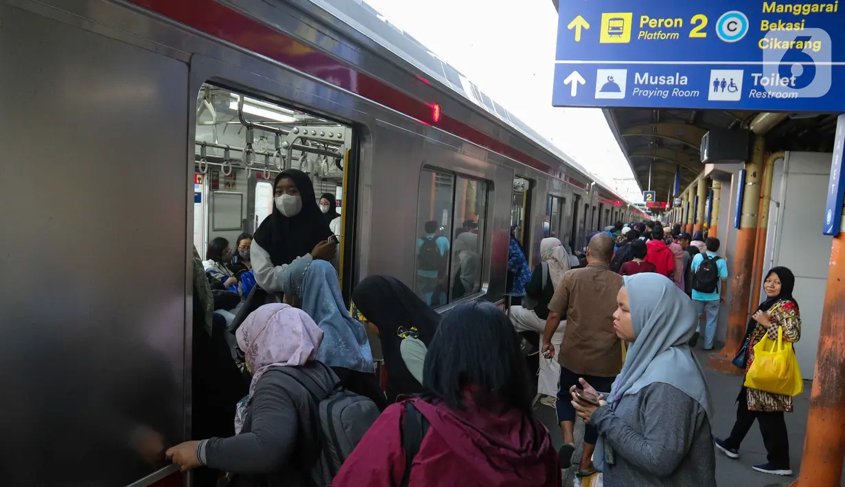 PT Kereta Api Indonesia (KAI) berencana untuk menutup operasional Stasiun Karet, Jakarta, untuk naik turun penumpang moda KRL Jabodetabek. (Liputan6.com/Herman Zakharia)
