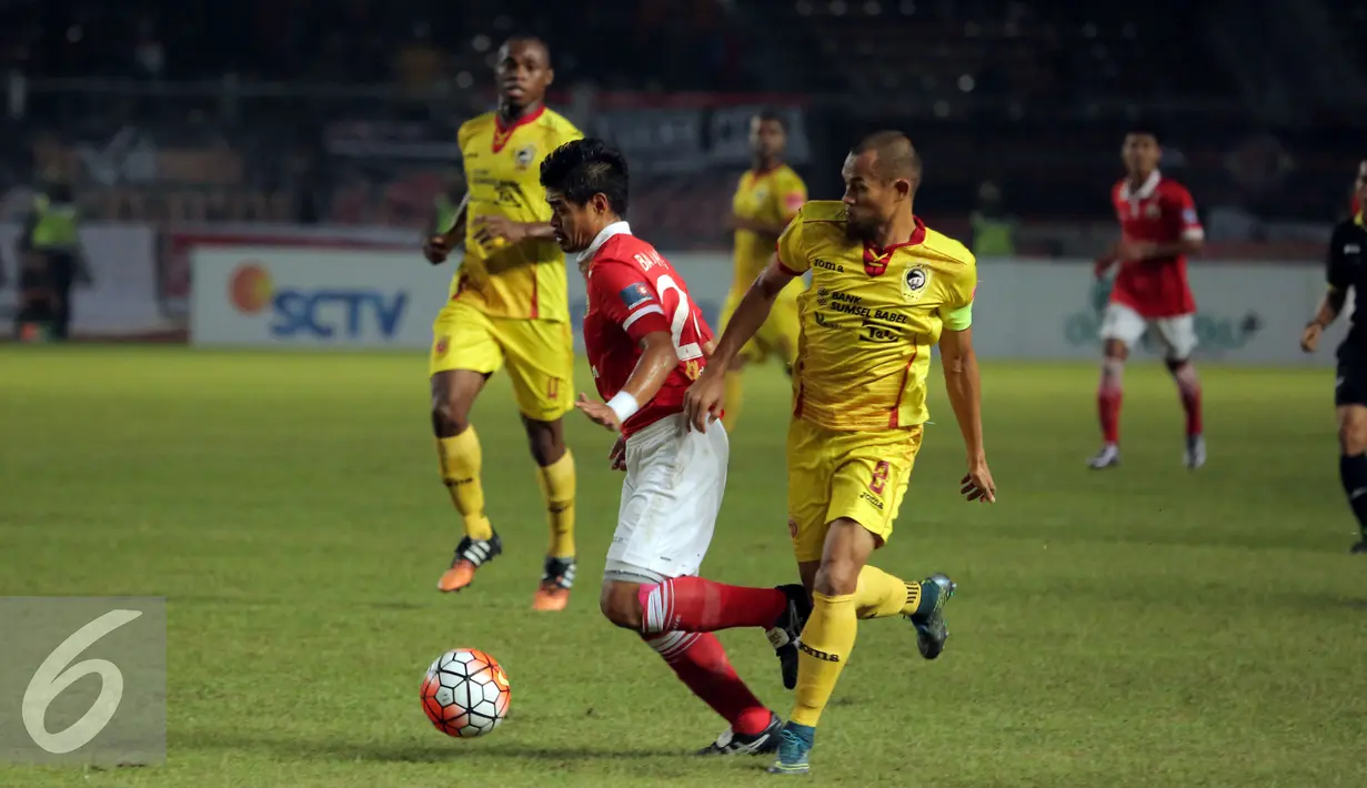 Penyerang Persija, Bambang Pamungkas (tengah) berusaha melewati Supardi dilanjutan Torabika Soccer Championship presented by IM3 Ooredoo di Stadion GBK Jakarta, Jumat (24/6). Lagadihentikan, Sriwijaya FC unggul 1-0. (Liputan6.com/Helmi Fithriansyah)
