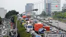 Suasana arus lalu lintas di ruas tol dalam kota menuju tol Jagorawi dan Cikampek padat merayap, Jakarta, Kamis (24/12). Jelang malam Natal dan Tahun Baru masyarakat memanfaatkan dan merayakannya di kampung halaman. (Liputan6.com/Helmi Afandi)
