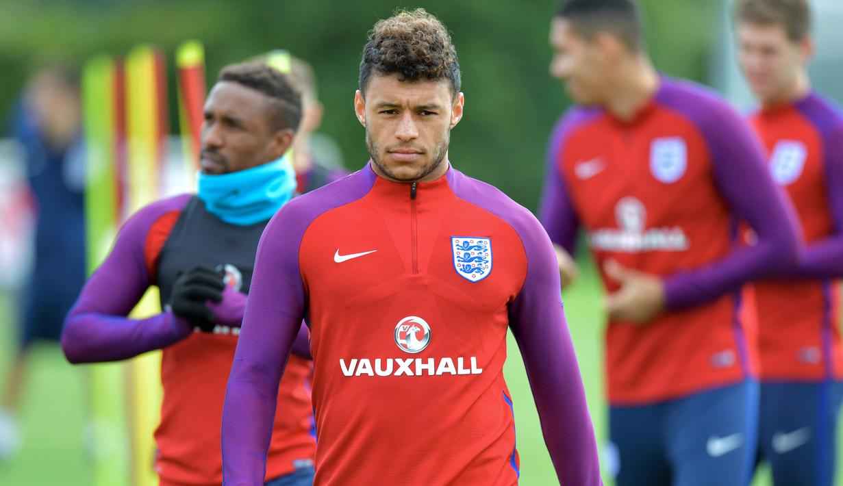 Alex Oxlaide-Chamberlin saat berlatih jelang melawan Slovenia pada kualifikasi Piala Dunia 2018 di Tottenham Hotspur Training Ground, Enfield, (4/10/2017). Jika menang Inggris dipastikan lolos ke putaran final Piala Dunia 2018.  (AFP/Olly Greenwood)