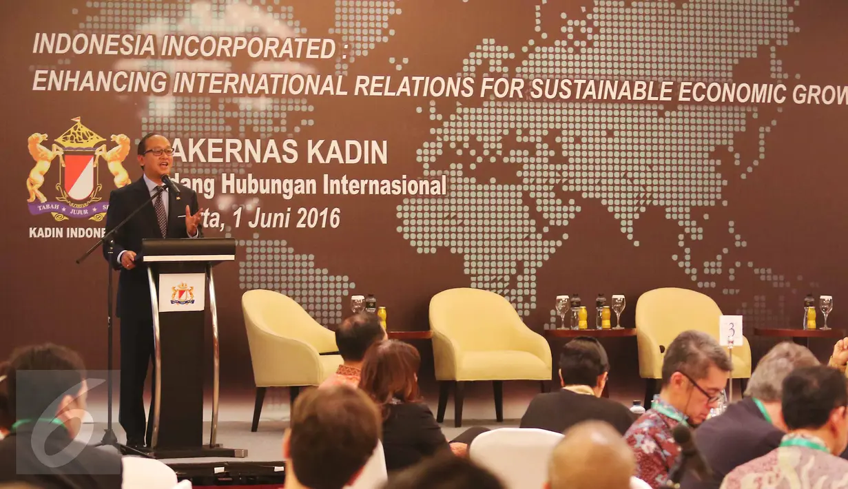 Ketum Kadin Indonesia, Rosan P Roeslani memberikan paparan saat pembukaan Rakernas Kadin Hubungan International, Jakarta, (1/6). Rakernas membahas kerjasama bisnis international, meliputi sektor perdagangan hingga investasi. (Liputan6.com/Angga Yuniar)