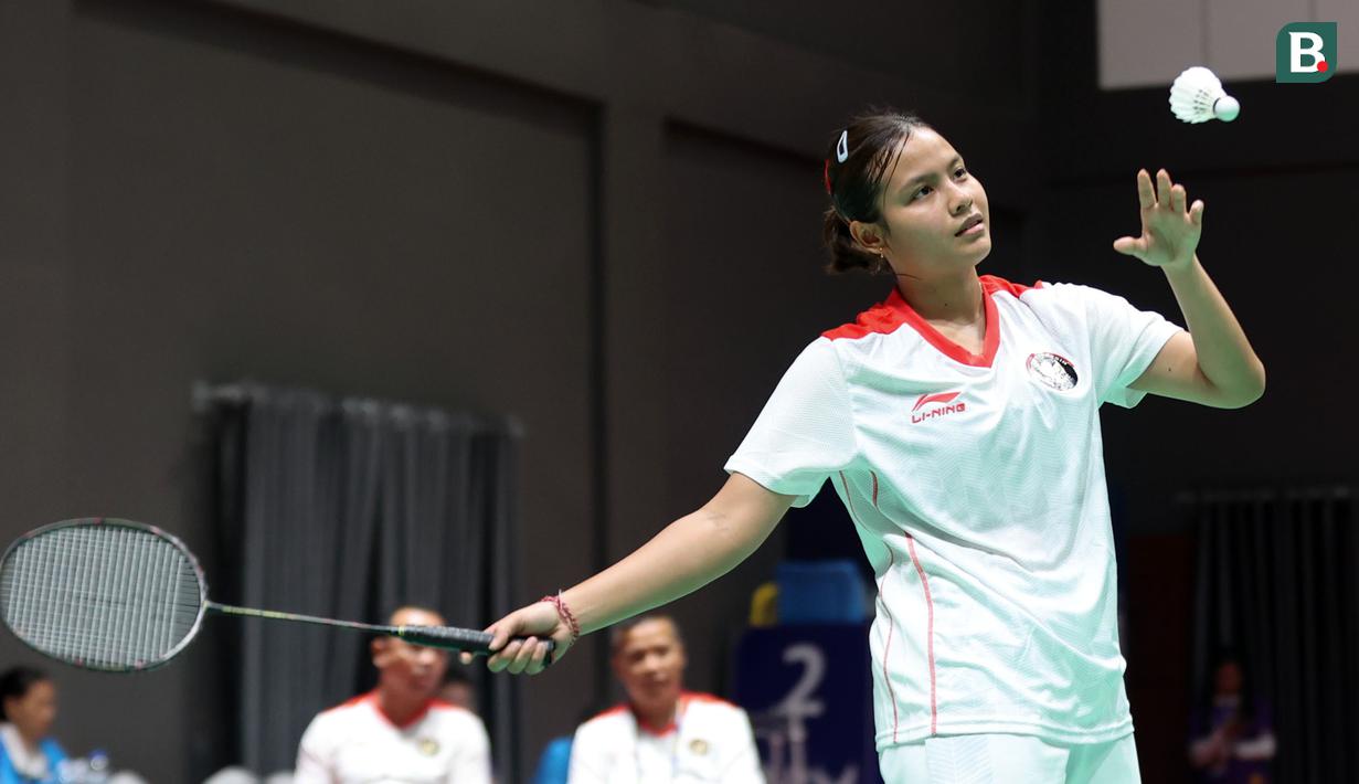 <p>Pebulu tangkis tunggal putri Indonesia, Komang Ayu Cahya Dewi bertanding melawan pebulu tangkis putri Thailand, Lalinrat Chaiwan pada final bulu tangkis beregu putri SEA Games 2023 di Badminton Hall Morodok Techo National Stadium, Phnom Penh, Kamboja, Kamis (11/05/2023). (Bola.com/Abdul Aziz)</p>