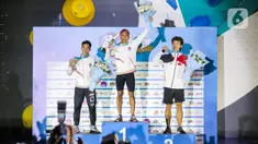 Atlet panjat tebing Indonesia Aspar Jailolo (tengah) saat meraih juara kategori speed dalam Kejuaran Dunia Panjat Tebing 2022 (International Federation of Sport Climbing/IFSC) di Jakarta, Sabtu (24/9/2022). Aspar berhasil mengalahkan lawan yang juga kompatriotnya, Kiromal Katibin. Catatan waktu Aspar adalah 5,39 detik. (Liputan6.com/Faizal Fanani)