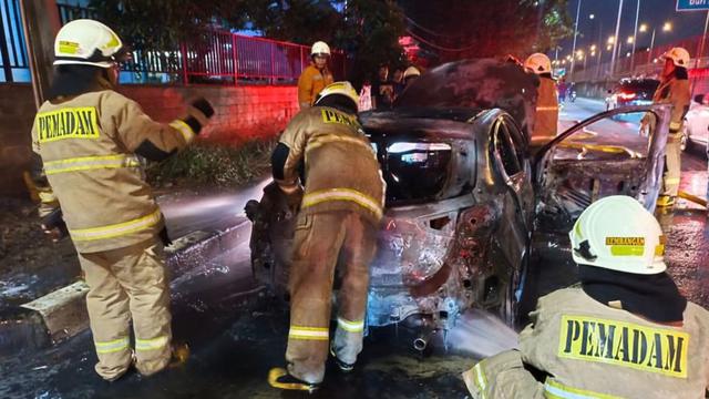 Kebakaran Mobil di Kembangan Jakbar. (Dok. Tangkapan Layar @humasjakfire)