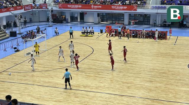 Timnas futsal putra Indonesia bertarung melawan Thailand di ajang SEA Games 2025, Jumat (19/12/2025). (Bola.com/M. Adi Yaksa)