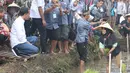 Presiden Joko Widodo berbincang dengan petani di pinggir sawah, di Desa Cisaat, Leuwigoong, Garut, Sabtu (19/1). Kunjungan tersebut untuk meninjau Gerakan Mengawal Musim Tanam Oktober-Maret 2017/2019dan Kewirausahaan Pertanian. (Liputan6.com/Angga Yuniar)