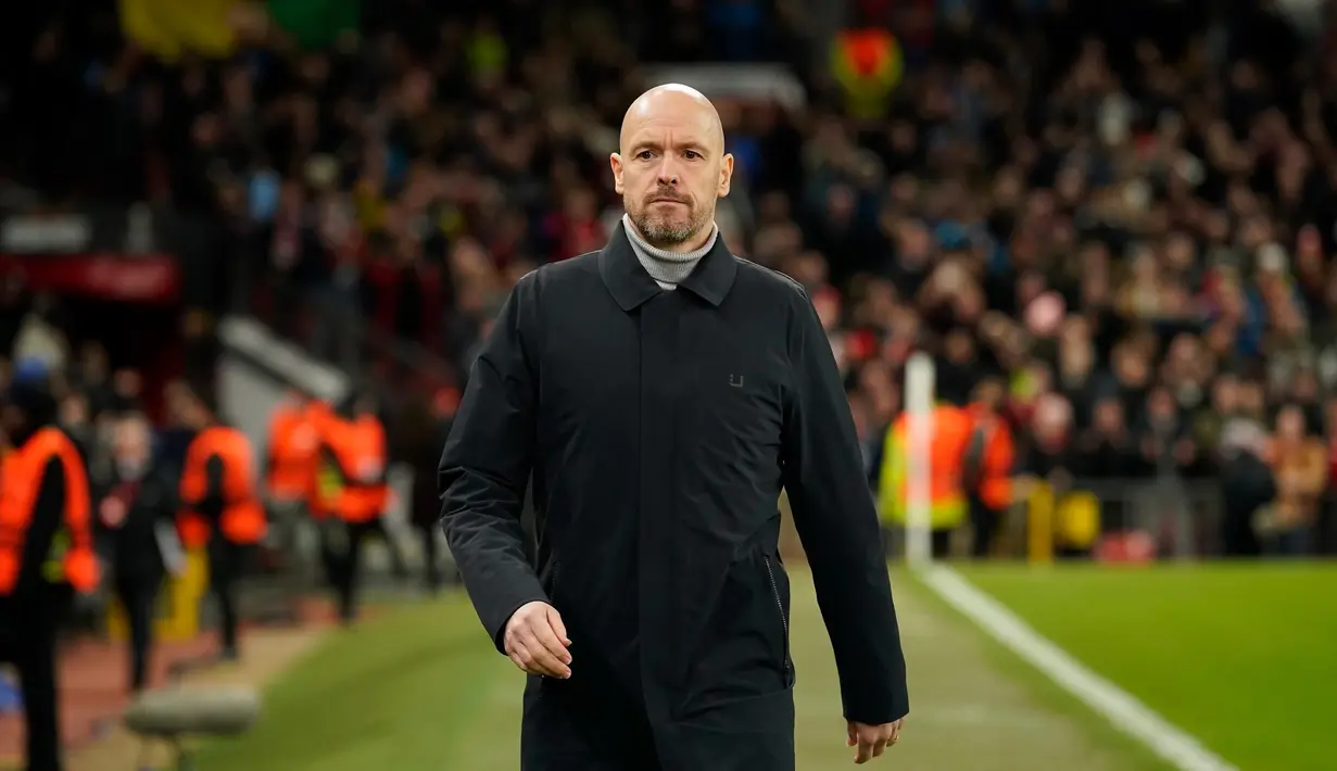 Pelatih Kepala Manchester United, Erik Ten Hag berjalan sebelum dimulainya pertandingan sepak bola leg kedua playoff Liga Europa antara Manchester United dan Barcelona di Stadion Old Trafford di Manchester, Inggris, Kamis, 23 Februari 2023. (AP Photo/Dave Thompson)