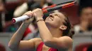 Petenis Rumania, Simona Halep merayakan kemenangan atas petenis Latvia, Jelena Ostapenko pada semifinal China Terbuka 2017 di Beijing, Sabtu (7/1). Kemenangan ini menjadikan Halep berada pada peringkat 1 dunia petenis wanita. (AP/Mark Schiefelbein)