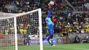 Kiper Senegal, Khadim Ndiaye, berusaha menangkap bola saat pertandingan melawan Afrika Selatan pada laga kualifikasi Piala Dunia 2018 di Stadion The Peter Mokaba, Jumat (10/11/2017). Senegal menang 2-0 atas Afrika Selatan. (AFP/Phill Magakoe)