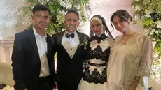 Hadiri pernikahan Adiba dan Egy Maulana, Pratama Arhan dan Azizah Salsha tampil serasi. Arhan gagah dengan jas, sementara Azizah Salsha cantik dengan outer bordir dan dipadukan dengan kulot putih. Rambut yang ditata simpel dengan rambut yang menjuntai, Azizah Salsha makin cantik. Seketika momen kebersamaan pasangan muda ini kembali bikin baper netizen. (Liputan6.com/IG/@arhanazizah.official)