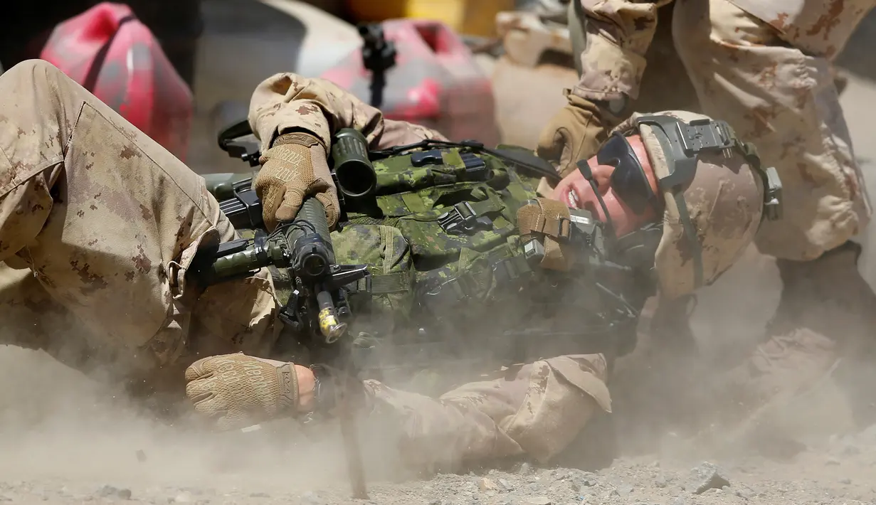 Tentara Royal Resimen 22 Kanada membantu rekannya yang terkena tembakan saat simulasi latihan tempur RIMPAC 2016 di Camp Pendleton, California, Amerika Serikat, (11/7). (REUTERS/Mike Blake)