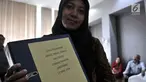 Perwakilan calon jemaah menunjukkan berkas saat melaporkan Abu Tours Travel ke Bareskrim Polri, Jakarta, Kamis (12/4). Mereka mewakili 307 jemaah Jabodetabek, korban penipuan yang mendaftar di beberapa cabang Abu Tours. (Merdeka.com/Iqbal S. Nugroho)